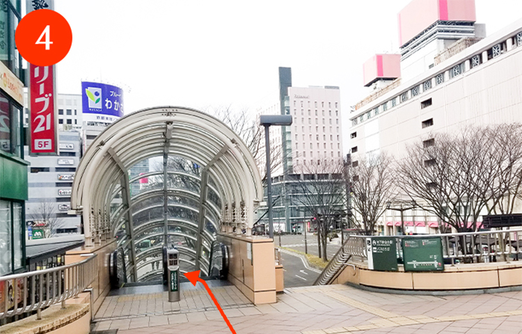 4、エスカレーターを降り、そのまま直進してください。右手に見える道路は青葉通りです。